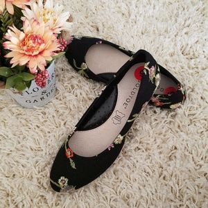 NWOT Embroidered Floral Flats